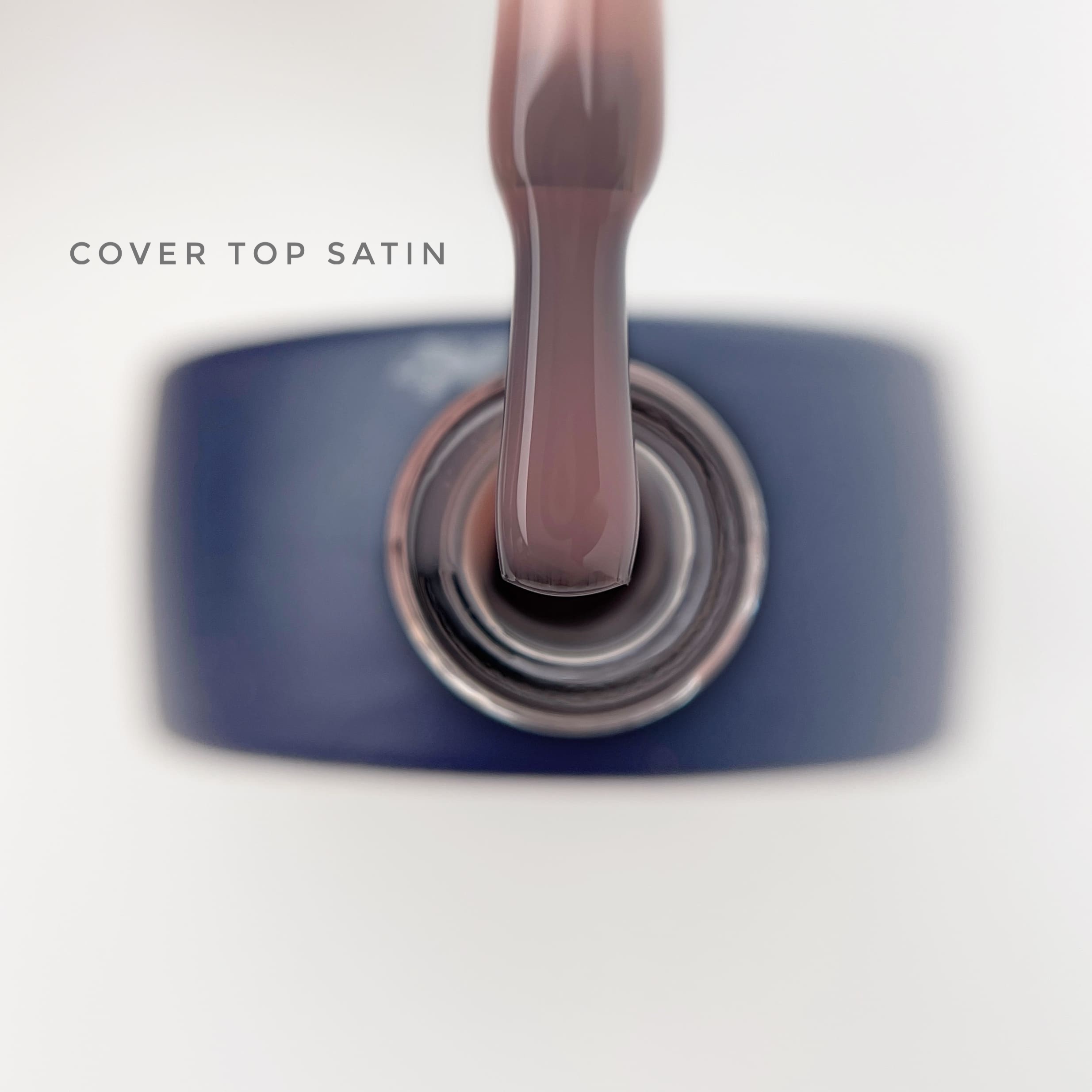 bote de cover top tono satin, en formato 13 ml,