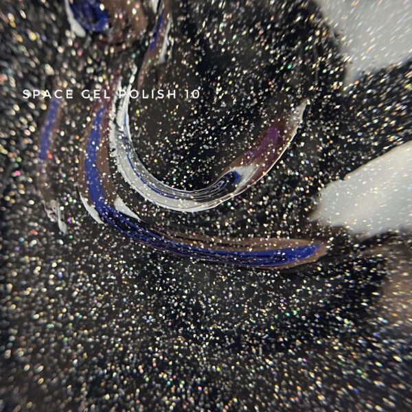 Esmalte de gel reflectante Touch Space 10 con brillo intenso bajo luz artificial.