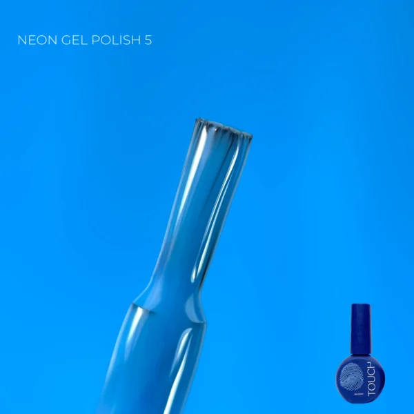 esmalte semipermanente azul cielo neon.